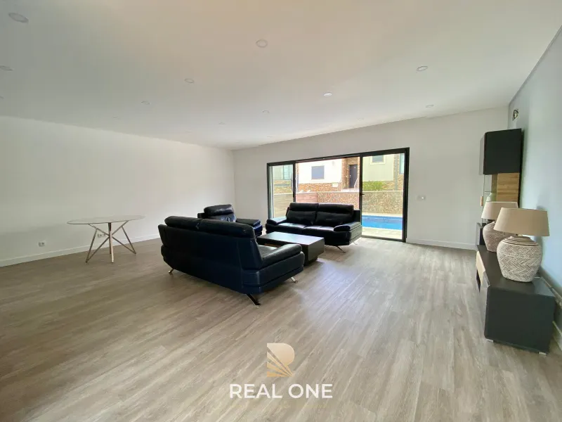 Nouveau - Villa de 3 chambres avec garage, piscine, moderne et sophistiquée