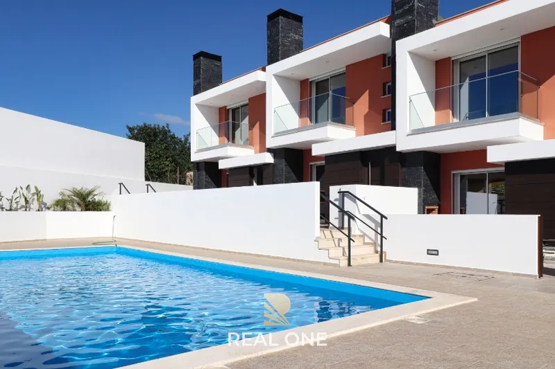 Moradia Nova com 3 quartos em Condomínio com Piscina – Albufeira