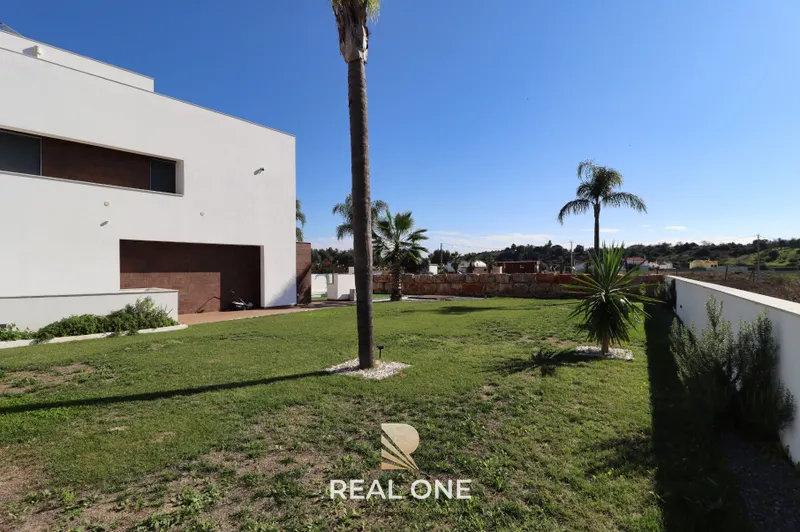 Luxuosa moradia com design moderno e com jardim de 418,4 m2