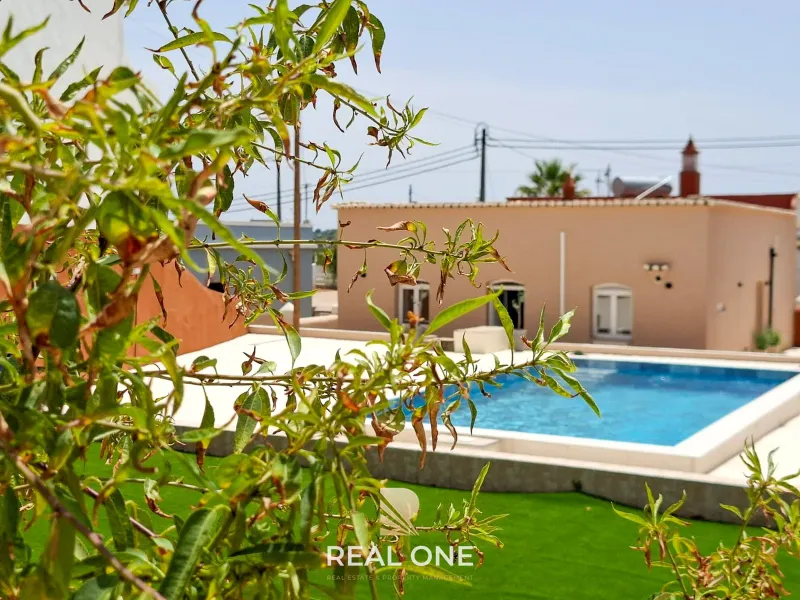 Totalmente reformada – Villa de 3 dormitorios con piscina, jardín y terreno de 1.015m2