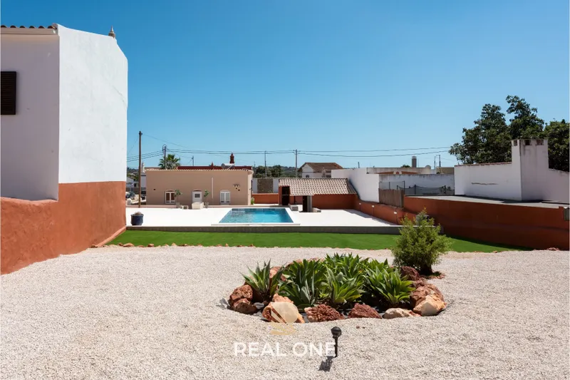Entièrement rénovée – Villa de 3 chambres avec piscine, jardin et terrain de 1 015m2