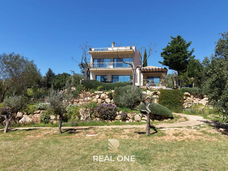Superb Exclusive Luxury Property - 5 suites - 6,000m²