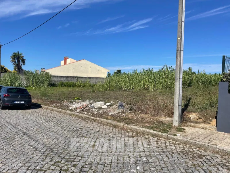 Terreno com Projeto Aprovado para Moradia T4 Geminada – Miramar/Francelos