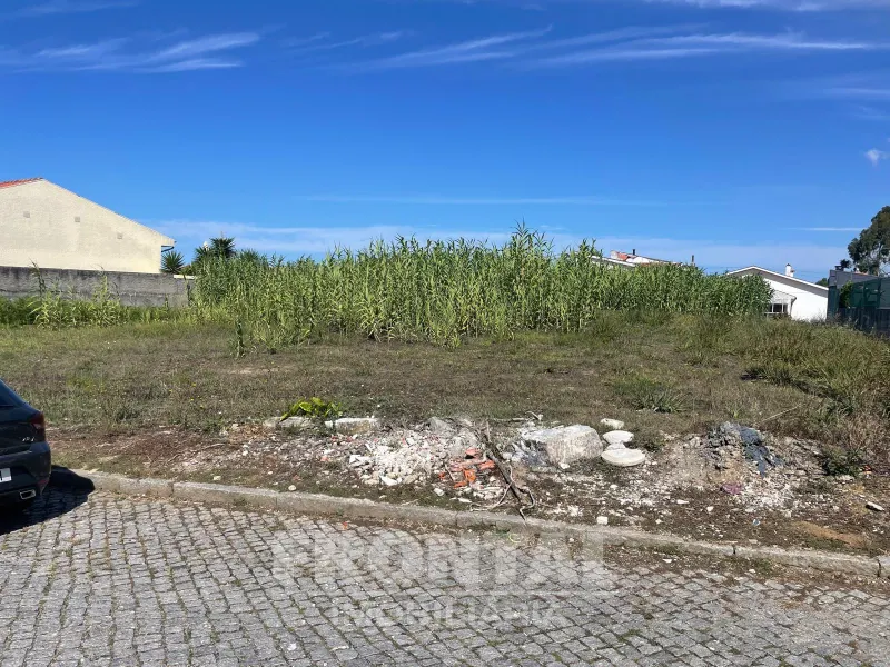 Terreno com Projeto Aprovado para Moradia T4 Geminada – Miramar/Francelos