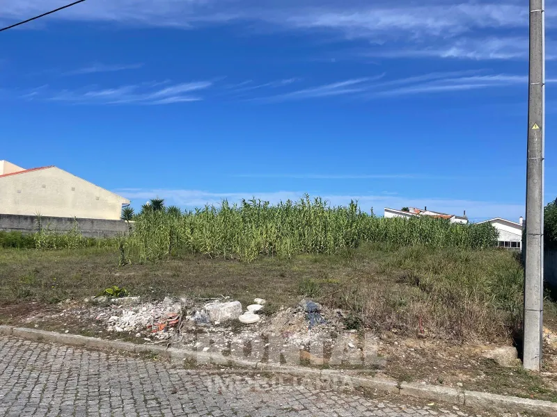 Terreno com Projeto Aprovado para Moradia T4 Geminada – Miramar/Francelos