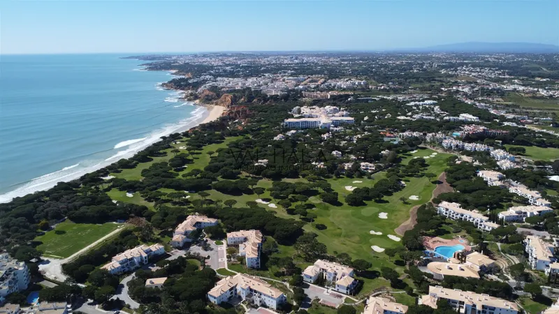 Luxury Villa T4 inserted in the Pine Cliffs resort, near Albufeira and the town of Olhos de Água